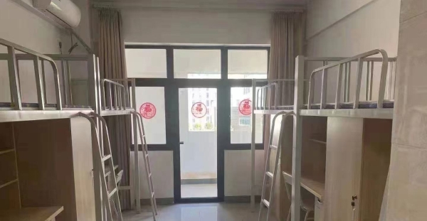 340元一天，宿舍四人间